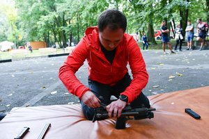 Zdjęcie kolorowe. Rywalizacja w konkurencji składania broni na czas.