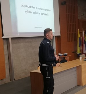 policjant ruchu drogowego w trakcie prelekcji