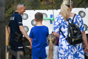 Zdjęcie przedstawia policjanta oraz mamę z dzieckiem