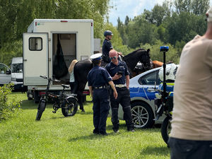Zdjęcie przedstawia dwóch policjantów